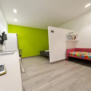 Appartamento Alloggio Con Piccolo Patio - Bosco Di Capodimonte, Napoli